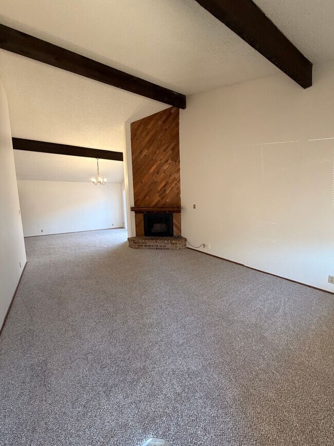 Foto del edificio - 6015/ 6013 Woodminster Cir