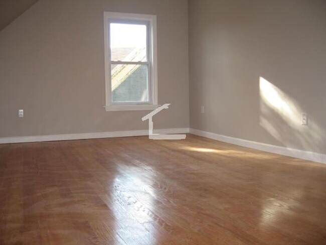 Building Photo - Awesome Student Friendly 6 Bed