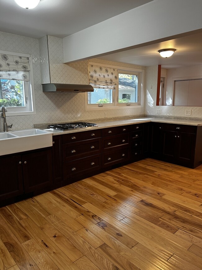 Photo du bâtiment - 1931 Lakeshore Rd