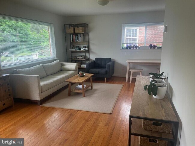 Foto del edificio - 9707 Bristol Ave