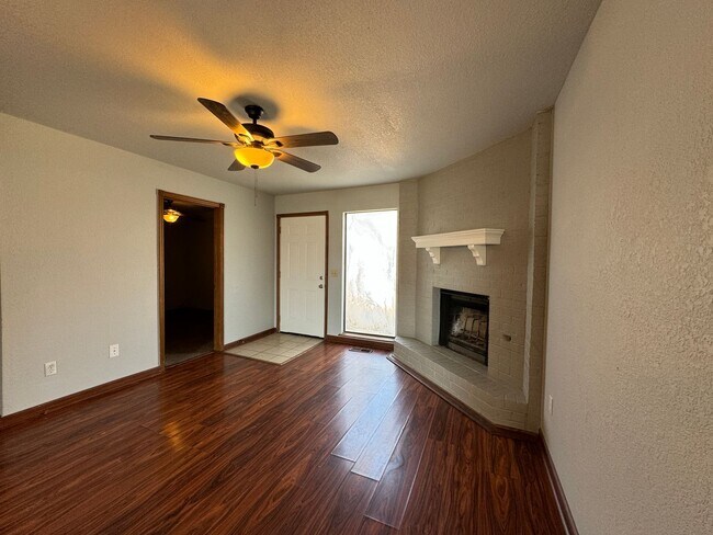 Building Photo - 3 bedroom 2 bath townhome for rent in NE OK