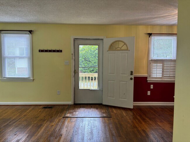 Building Photo - Beautiful Home with Great location