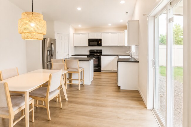 Foto del edificio - 4 Bedroom, 2 Bathroom Home Near Lake Lowell