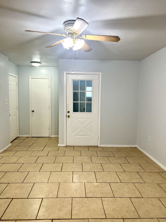 Building Photo - 2112 Tanglewood St