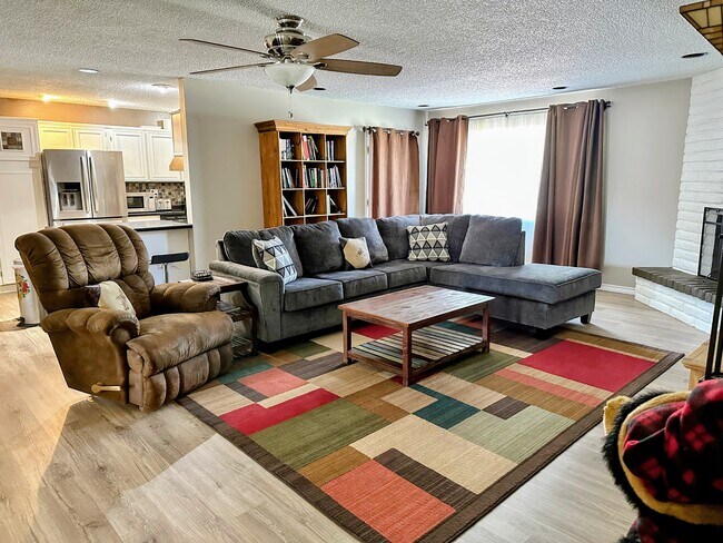 Building Photo - 1424 N Country Club Cir