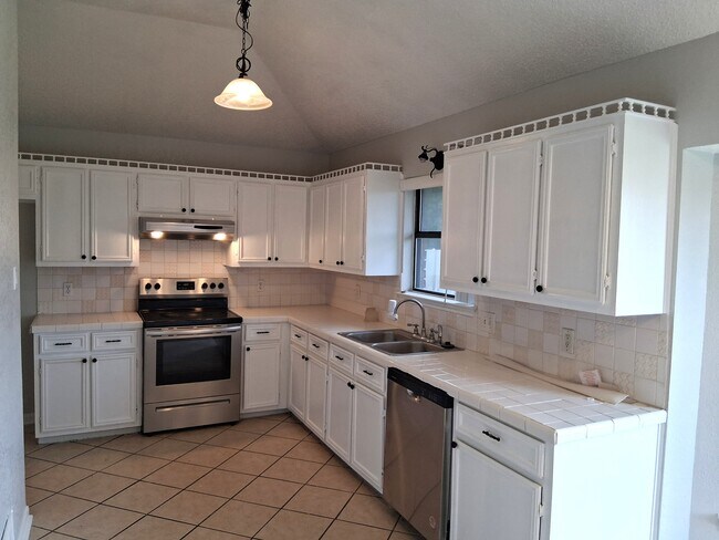 Foto del edificio - 3801 Riverrock Dr