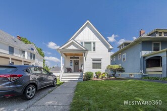 Building Photo - 25 6th Ave