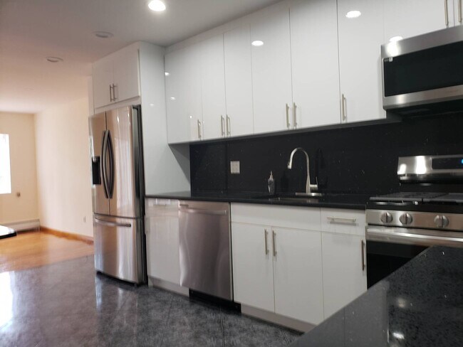 Building Photo - 2077 E 56th St