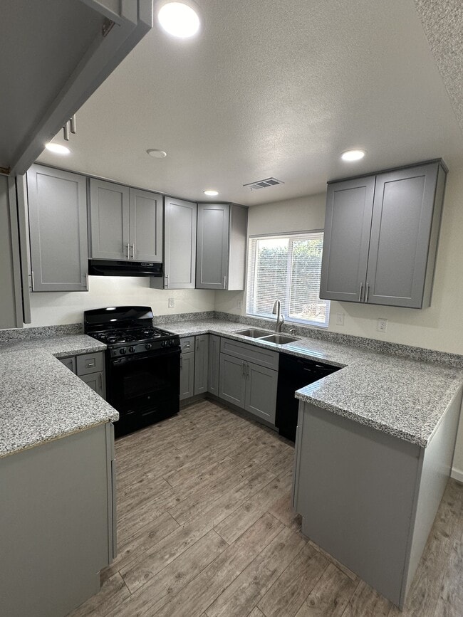 Building Photo - 1107 E Sunnyview Ave