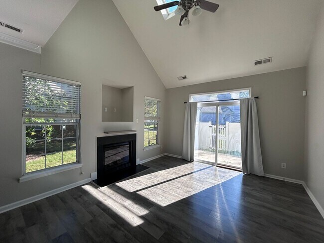 Foto del edificio - 3BR Townhouse Condo with Garage "ASK ABOUT OUR ZERO DEPOSIT"