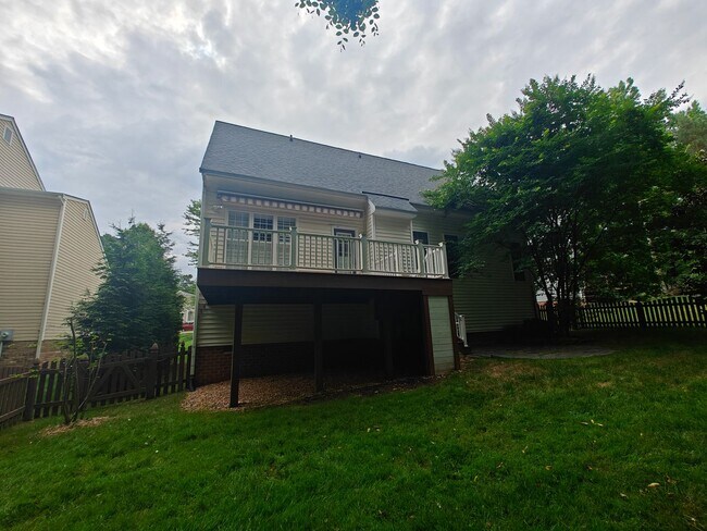 Foto del edificio - 4 bedroom home with a garage on cull de sa...