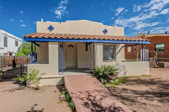 Building Photo - 1625 E 8th St