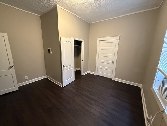 Building Photo - 852 Ioka Ave