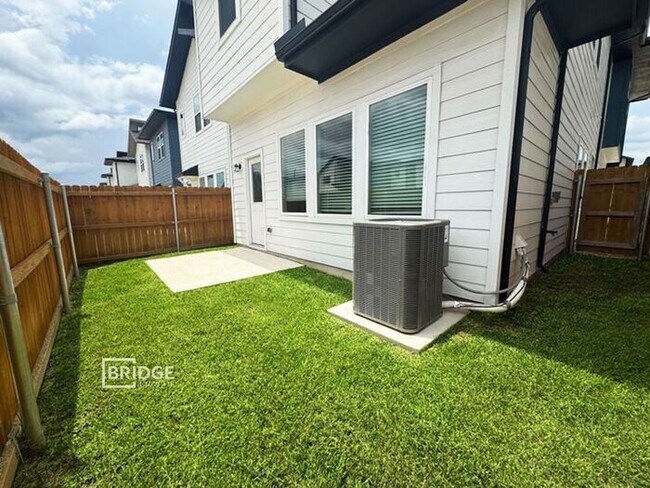 Foto del edificio - 33154 Oak Hts Pl