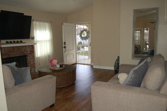 Foto del edificio - 15444 Old Castle Rd