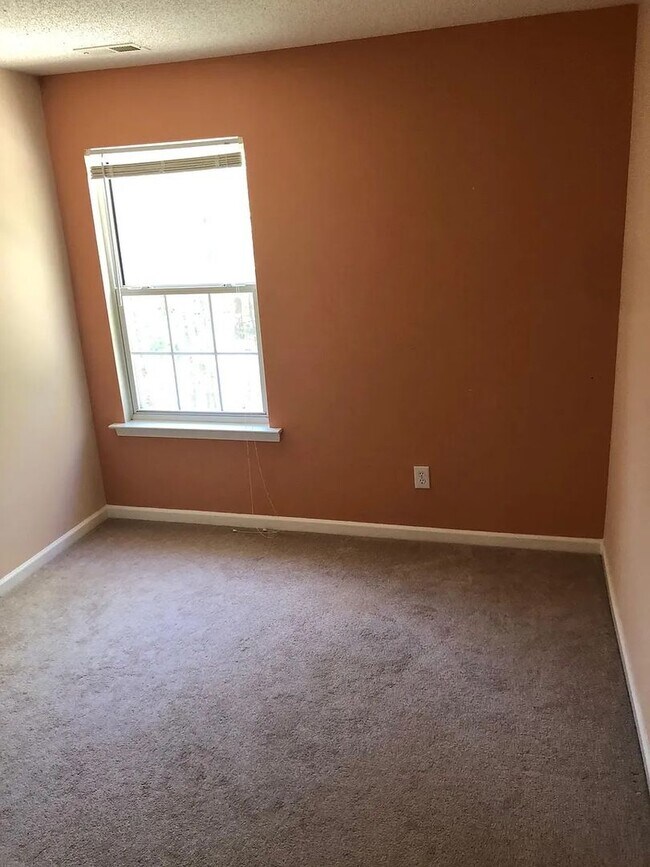 Foto del edificio - Room for Rent in 3 Bedroom Home at Northla...