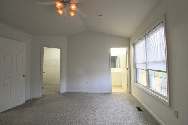 Foto del edificio - 2911 Diamond Spring Ln