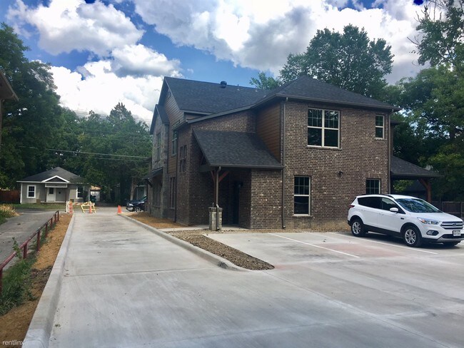 Building Photo - 911 N Austin St