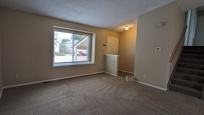 Foto del edificio - COZY TRI-LEVEL 3 BED/2 BATH NEAR CIMMARON ...