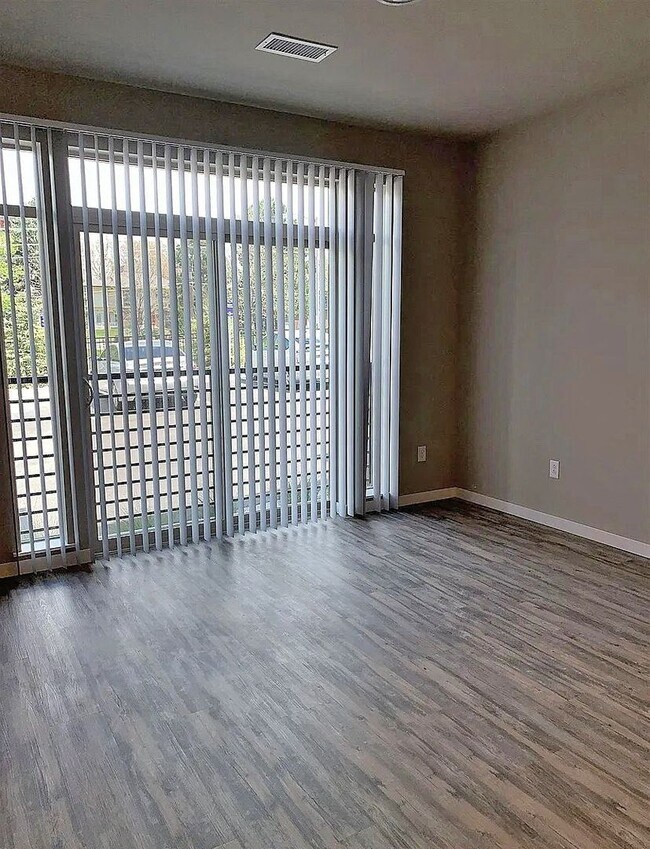 Foto del edificio - 155 S Monaco St Pkwy