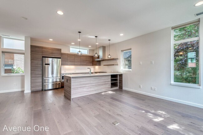 Foto del edificio - 3 br, 2.5 bath House - 2124 10th Ave W