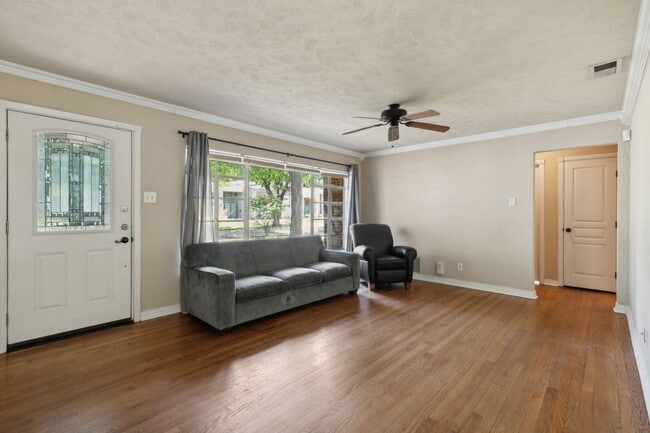 Building Photo - 3884 Van Ness Ln