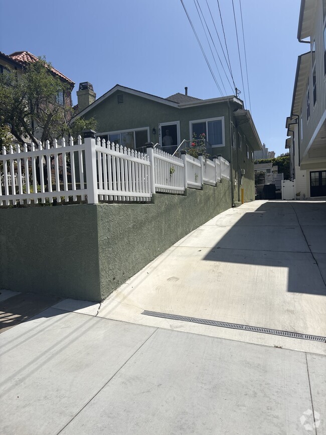 Building Photo - 517 N Irena Ave