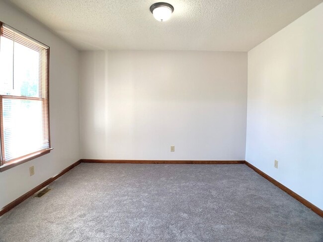 Building Photo - 501 Eysian Rd