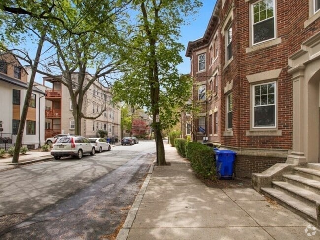 Building Photo - 164 Thorndike St