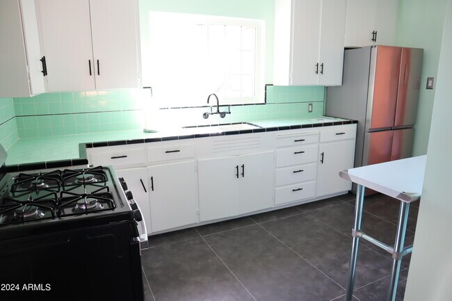 Foto del edificio - 4228 E Windsor Ave