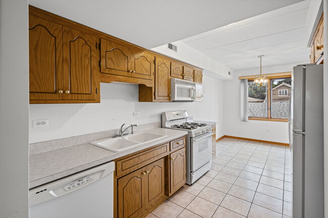 Cocina comedor con lavavajillas - 5632 S Narragansett Ave
