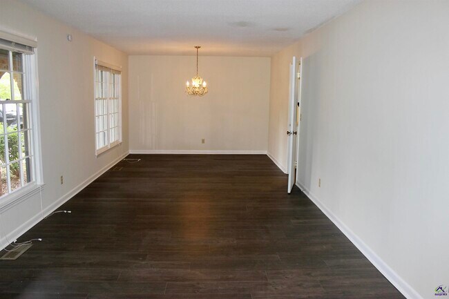Foto del edificio - 1004 Ridge Cir S