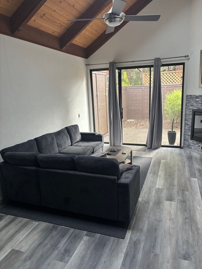 Building Photo - Furnished Short Term Rental!! 2 bedroom 2 bath, WiFi and Garbage included!