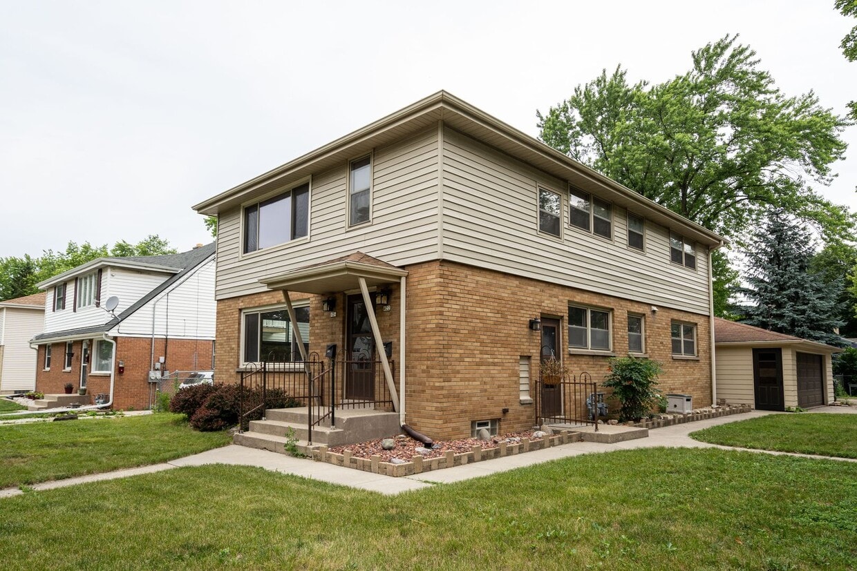 Primary Photo - Spacious 3 Bedroom 1Bath Lower Duplex in P...