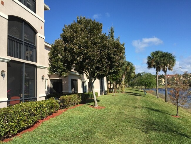 Building Photo - 2Bd /2Ba Condo with Stunning Lake Views!  ...