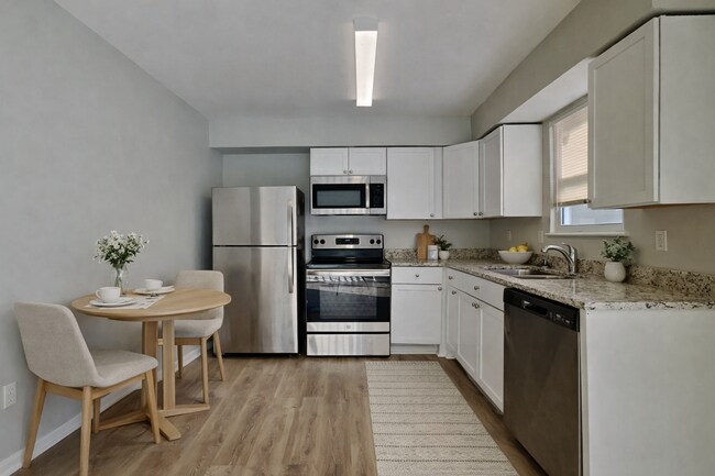 Foto del edificio - Charming 3-Bed Home in Lees Summit with Garage