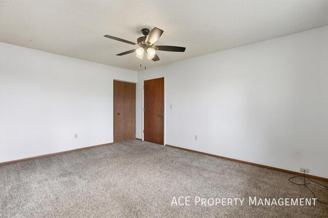 Building Photo - 725 Dakota Dr
