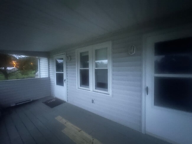 Building Photo - NE Roanoke 2BR