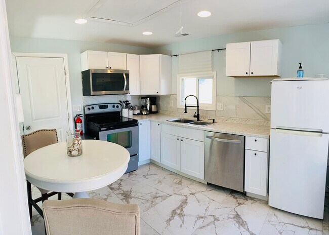 Esta foto muestra un refrigerador anterior, un refrigerador nuevo de acero inoxidable ahora en la cabaña (pero no en la imagen) - 749 1st St