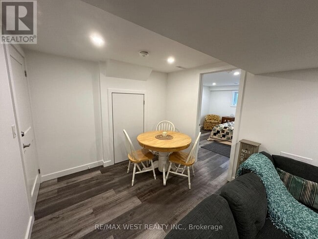 Building Photo - 237 Mullen Dr