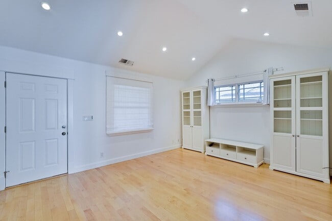 Building Photo - Quaint and Cozy One-Story Craftsman-style Home nestled in the sought-after Sunnyvale neighborhood...