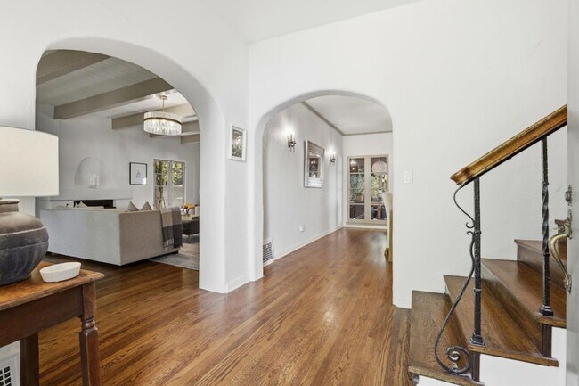 Foto del edificio - 566 E Crescent Dr