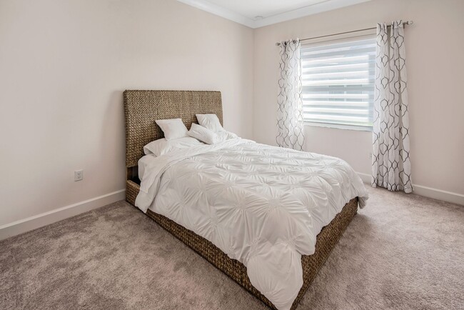 Building Photo - Stunning 2/2+Den Villa in Valencia Bonita!!