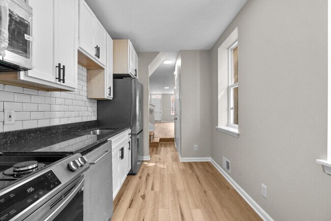 Foto del edificio - 223 N Patterson Park Ave