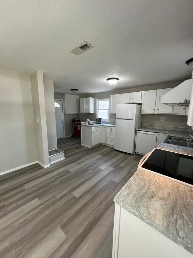 Foto del edificio - Completely Updated 3 Bedroom 2 Full Bath
