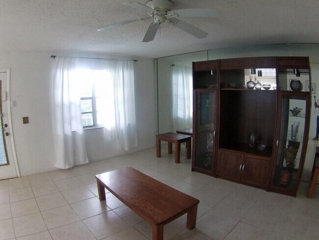 Foto del edificio - 556 Capri L