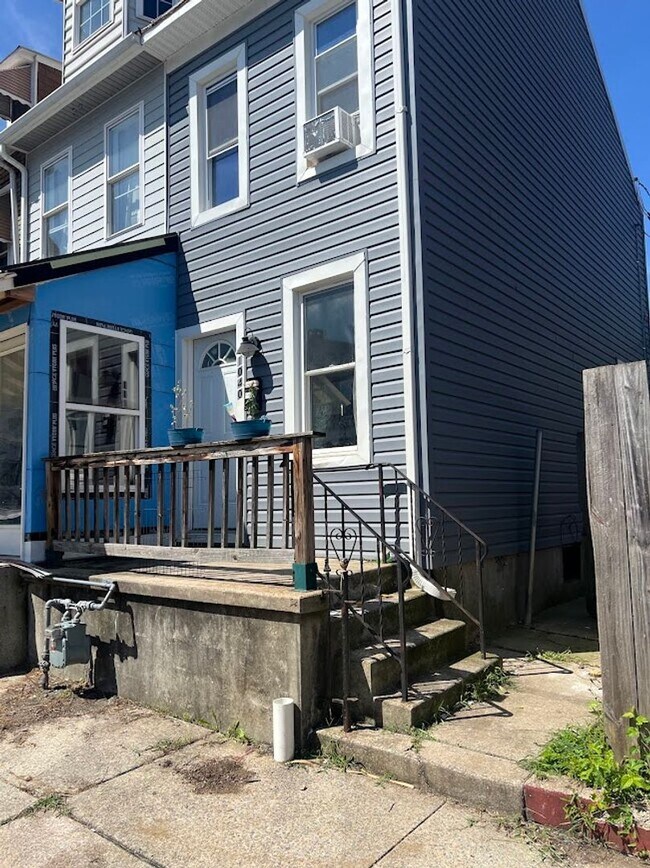 Building Photo - Newly updated 3 bedroom home