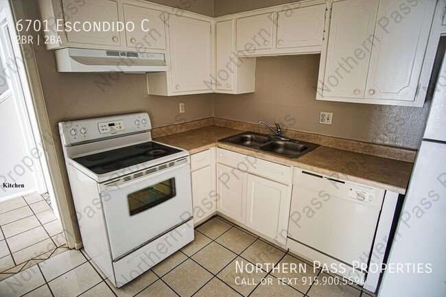 Building Photo - 2 Bedroom Westside Apartment! w/ Water Inc...