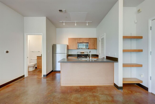 Building Photo - 2401 E 6th St