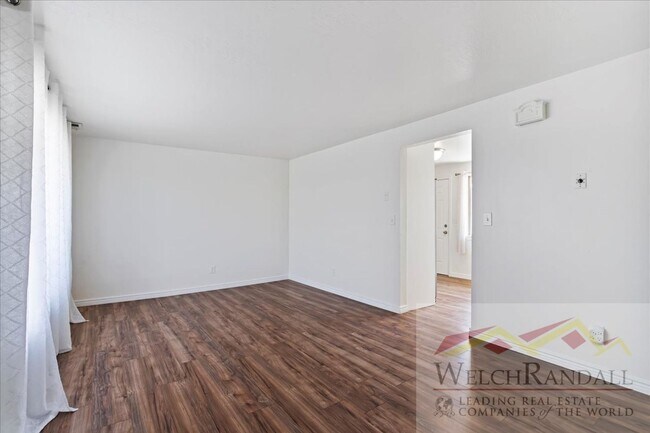 Foto del edificio - Beautifully Remodeled 3 Bed 2.5 Bath Townh...